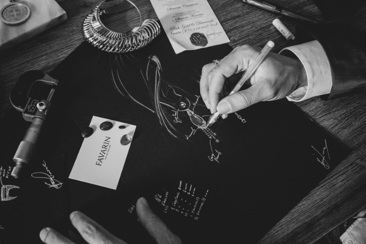 Simone Favarin drawing his jewelry